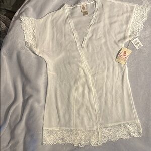 White Lace Robe with Vintage-Inspired Elegance